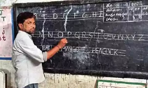 ஆசிரியர் இடமாற்றம் செய்யப்பட்டதால் 133 மாணவர்களும் பள்ளியை மாற்றிய வினோதம்