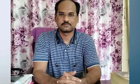 அசாமில் வகுப்பறையில் ஆசிரியர் குத்தி கொலை- மாணவன் வெறிச்செயல்