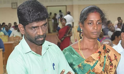 மக்கள் குறைதீர்வு கூட்டத்திற்கு மண்ணெண்ணெய் பாட்டிலுடன் வந்த கணவன், மனைவி- கலெக்டர் அலுவலகத்தில் பரபரப்பு