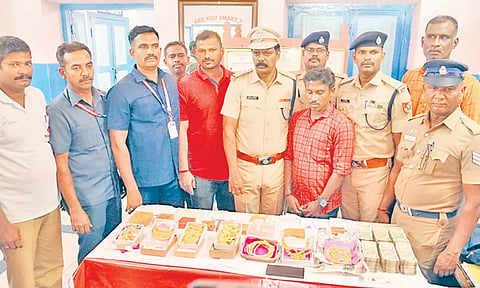 ரெயிலில் கடத்தி வரப்பட்ட ரூ.2 கோடி பணம், நகை சிக்கியது- வாலிபர் கைது