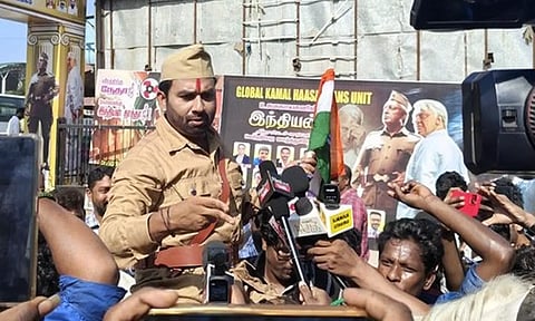 இந்தியன் தாத்தா கெட்டப்பில் குதிரையில் என்ட்ரி கொடுத்த கூல் சுரேஷ் - வீடியோ வைரல்