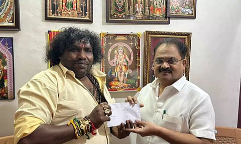 நலிந்த நடிகர்களுக்காக நிதியுதவி வழங்கிய யோகி பாபு