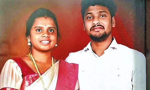 மனைவி இறந்த சோகத்தில் குளுக்கோஸ் பாட்டிலில் விஷ ஊசி செலுத்தி டாக்டர் தற்கொலை