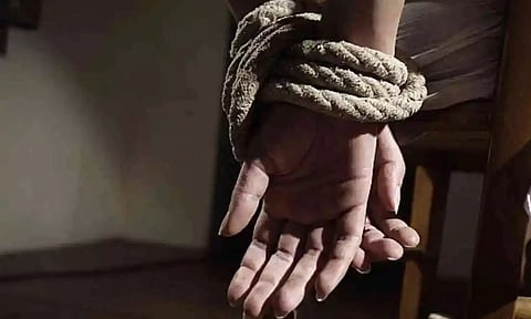 ரூ.35,000 கடனை அடைக்க சகோதரியின்  11 வயது மகளை விற்ற பெண்.. அதிர்ச்சி