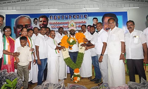 பெருந்தலைவர் பிறந்தநாள் நிகழ்ச்சி நலத்திட்ட உதவிகள் வழங்கிய விஜய்வசந்த்