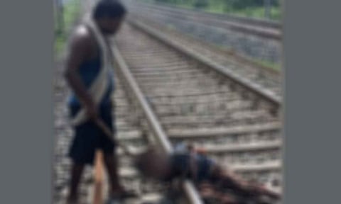 சிறுவனை தண்டவாளத்தில் கட்டி வைத்து தாக்கிய கும்பல்