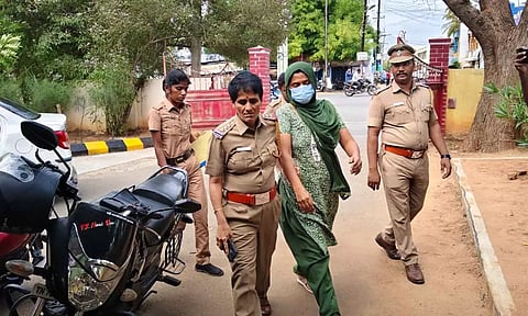 அரசு அதிகாரிகளுடன் உல்லாசமாக இருந்ததை ரகசிய வீடியோ எடுத்து மிரட்டி பணம் பறித்த 'கல்யாண ராணி'