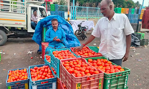 ஒரு கிலோ தக்காளி ரூ.85-க்கு விற்பனை- இல்லத்தரசிகள் அதிர்ச்சி