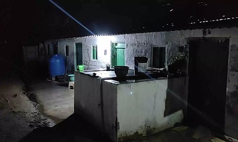 தீ விபத்து ஏற்பட்ட வீடு. 