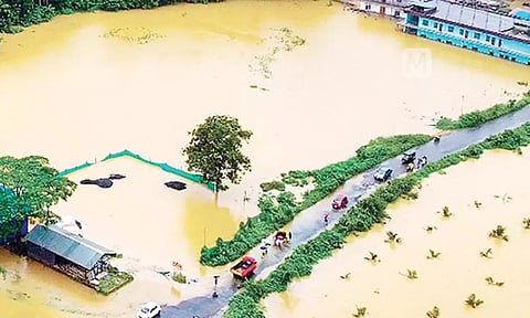 வயநாட்டில் ஒரு பகுதியில் வெள்ளம் சூழ்ந்திருந்ததை படத்தில் காணலாம்.