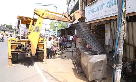 மங்கலம் சாலையில் ஆக்கிரமிப்புகள் அகற்றம்