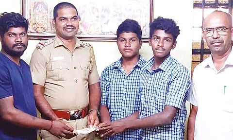 ஏ.டி.எம்., எந்திரத்தில் கூடுதலாக வந்த ரூ.10 ஆயிரத்தை போலீசில் ஒப்படைத்த பள்ளி மாணவர்கள்