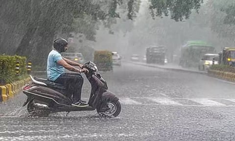 டெல்லியில் பலத்த மழை: மக்களின் இயல்பு வாழ்க்கை பாதிப்பு