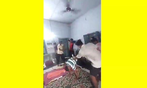 மாணவர்களை படுக்க வைத்து பிரம்படி: ராக்கிங் வீடியோ வைரல்