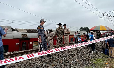 ஜார்க்கண்ட் எக்ஸ்பிரஸ் ரெயில் விபத்து.. 2 நபர் உயிரிழப்பு - மீட்பு பணி தீவிரம்