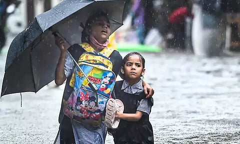 ரெட் அலெர்ட்- கல்வி நிறுவனங்களுக்கு நாளை விடுமுறை அறிவிப்பு
