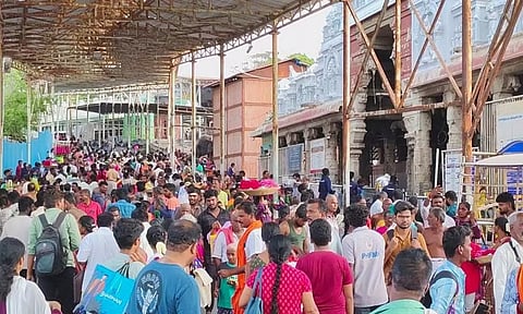 திருச்செந்தூர் கோவிலில் குவிந்த பக்தர்கள்.
