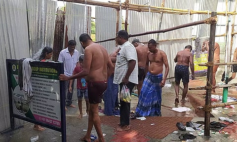 ஆடிப்பெருக்கு விழா: பவானி கூடுதுறை-அம்மாபேட்டை காவிரி கரையில் ஷவர் அமைத்து நீராடிய பக்தர்கள்