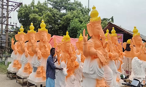 பொன்னேரி அருகே  விநாயகர் சிலை தயாரிக்கும் பணி மும்முரம்