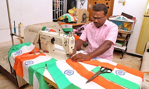 திருப்பூரில் உள்ள ஒரு நிறுவனத்தில் தேசியக்கொடிகள் தயாரிப்பு பணி நடைபெற்று வருவதை காணலாம்.