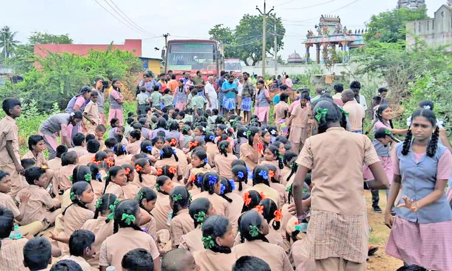 பொன்னேரி அருகே அரசு பள்ளி மாணவ-மாணவிகள் சாலை மறியல்