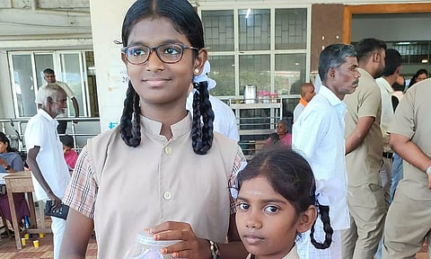 வயநாடு நிலச்சரிவால் பாதித்த மக்களுக்காக திருப்பூர் கலெக்டரிடம் நிதி வழங்கிய பள்ளி மாணவிகள்