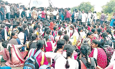 அரசு பஸ்கள் பஸ் நிறுத்தத்தில் நிற்காமல் செல்வதாக புகார்- மாணவர்கள் சாலைமறியல்
