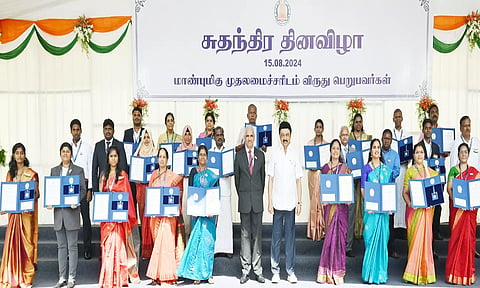மகளிர் நலனுக்காக பணியாற்றிய மீனா சுப்பிரமணியனுக்கு சிறந்த சமூக சேவகர் விருது