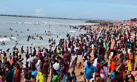 விடுமுறை நாளில் திருச்செந்தூரில் அலைமோதிய பக்தர்கள் கூட்டம்