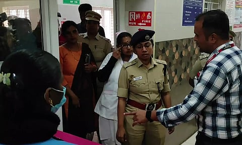 ஊட்டி அரசு ஆஸ்பத்திரிகளில் போலீஸ் அதிகாரிகள் ஆய்வு