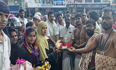 கந்த மாரியம்மன் கோவில் கும்பாபிஷேகம்: அன்னதானம் வழங்கிய இஸ்லாமியர்கள்