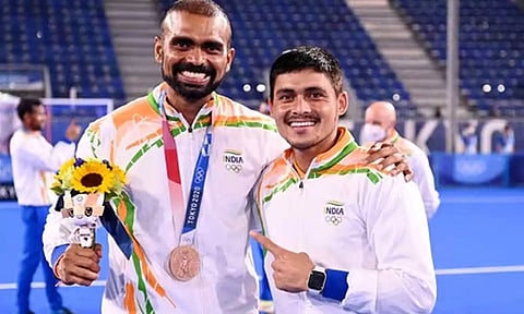 ஓய்வு பெற்ற கோல் கீப்பர் ஸ்ரீஜேஷ் உடன் புதிய கோல் கீப்பர் கிரிஷன் பகதூர் 
