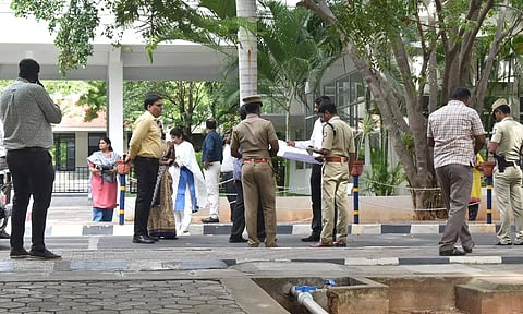 வெடிகுண்டு மிரட்டல் விடுக்கப்பட்ட தனியார் பள்ளியில் மாவட்ட போலீஸ் சூப்பிரண்டு ஜவகர் ஆய்வு செய்தபோது எடுத்த படம்.