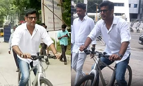 நடிகர் சங்க பொதுக்குழு கூட்டத்தில் பங்கேற்க சைக்கிளில் வந்த விஷால்