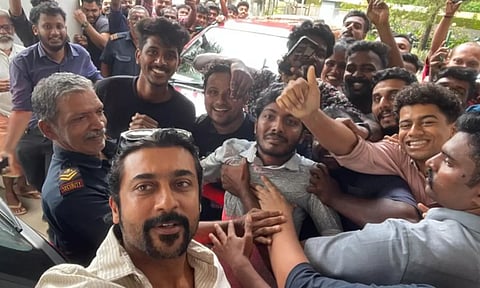 சுத்துப்போட்ட ரசிகர்கள் - கூலாக செல்ஃபி எடுத்துக் கொண்ட சூர்யா