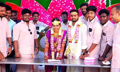 மணமகளிடம் பத்திரத்தில் கையெழுத்து வாங்கிய மணமகனின் நண்பர்கள்