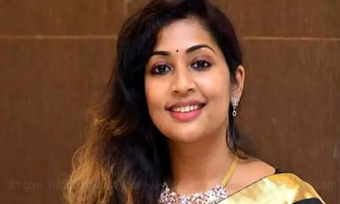 சினிமா பட பாணியில் லாரியை மடக்கி பிடித்த நடிகை நவ்யா நாயர்