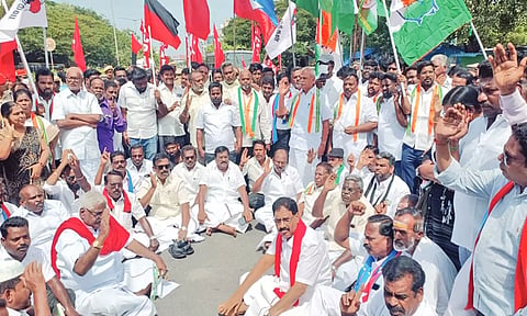 புதுச்சேரியில் இந்தியா கூட்டணி கட்சியினர் மறியல்:  300-க்கும் மேற்பட்டோர் கைது