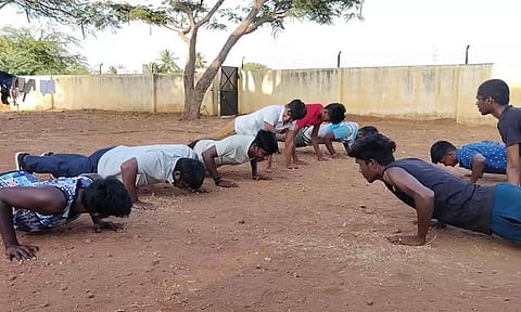 வாலிபால் போட்டியில் தோல்வியடைந்ததால் மாணவர்களுடன் சேர்ந்து 'தண்டால்' எடுத்த கலெக்டர்