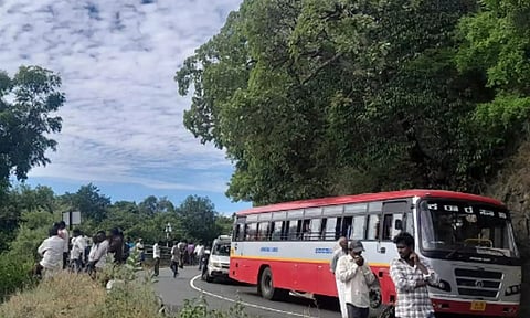 திம்பம் மலைப்பாதையில் தொடரும் போக்குவரத்து நெரிசல்- வாகன ஓட்டிகள் கடும் அவதி
