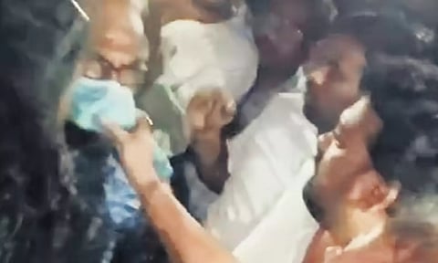 டாக்டரை தாக்கிய எம்.எல்.ஏ. மன்னிப்பு கேட்டு யாகம் நடத்தியதால் பரபரப்பு