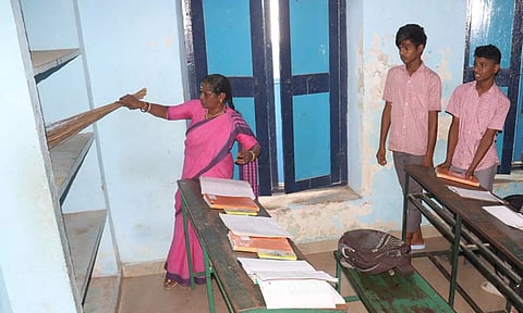 பள்ளி வகுப்பறையை சுத்தம் செய்த மேயர்: அதிகாரிகள் அதிர்ச்சி