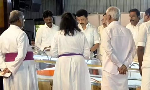 எஸ்றா சற்குணம் உடலுக்கு முதலமைச்சர் மு.க.ஸ்டாலின் அஞ்சலி