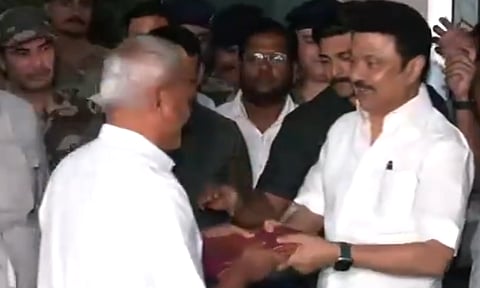 நாளை காலை பிரதமருடன் சந்திப்பு.. டெல்லி சென்ற முதல்வர் ஸ்டாலினுக்கு உற்சாக வரவேற்பு