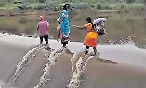 குழந்தை பெற்ற பெண்ணை தோளில் சுமந்து வெள்ளத்தை கடந்த அவலம்