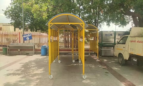 வெயிலின் தாக்கம் காரணமாக பண்ணாரியம்மன் கோவிலில் நகரும் நிழற்குடைகள்