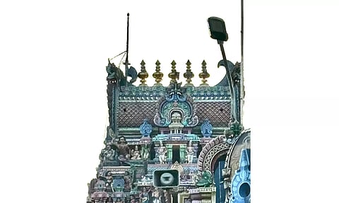 பழனி மலைக்கோவில் ராஜகோபுரத்தில் சேதம் ஏற்பட்டுள்ள காட்சி.&nbsp;