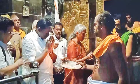 திருவாரூர் தியாகராஜர் கோவிலில் மத்திய மந்திரி நிர்மலா சீதாராமன் சாமி தரிசனம்