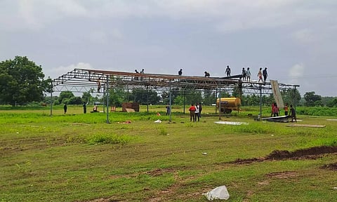 விக்கிரவாண்டியில் 60அடி அகலத்தில் தமிழக வெற்றி கழக மாநாட்டு மேடை அமைக்கும் பணிகள் தீவிரம்