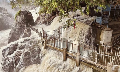 ஒகேனக்கல் மெயின் அருவியில் தண்ணீர் ஆர்ப்பரித்து கொட்டும் காட்சி.